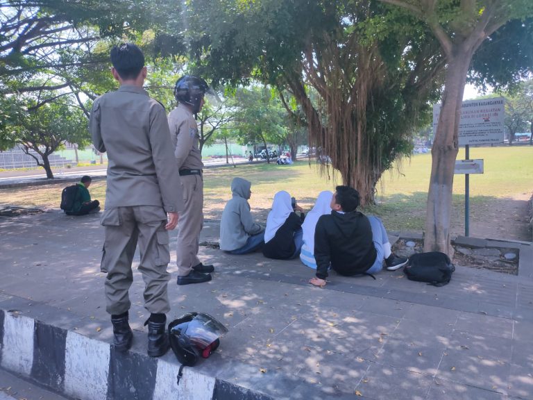 Pembinaan Anak Sekolah Yang Nongkrong Di Alun-Alun Karanganyar Dan Bertindak tidak Sepantasnya